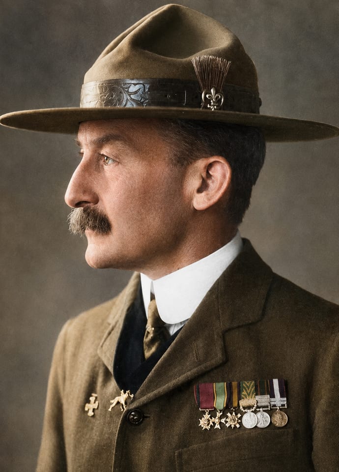 Robert Baden-Powell im Profil, mit Pfadfinderhut